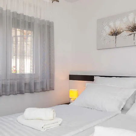 Apartment With A - C In Krk-insel Krk 55017