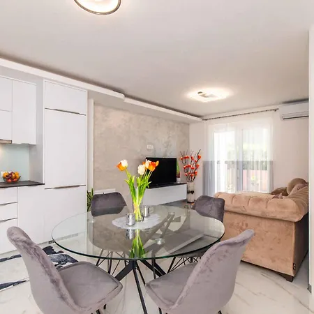 Apartment With A - C In Krk-insel Krk 55017 *